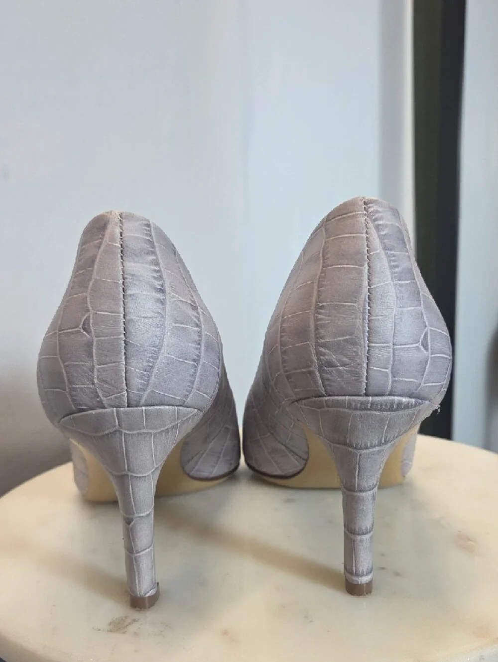 Naturalizer Croc-Embossed Leather Pointed Toe Pumps in Light Gray Size 8.5